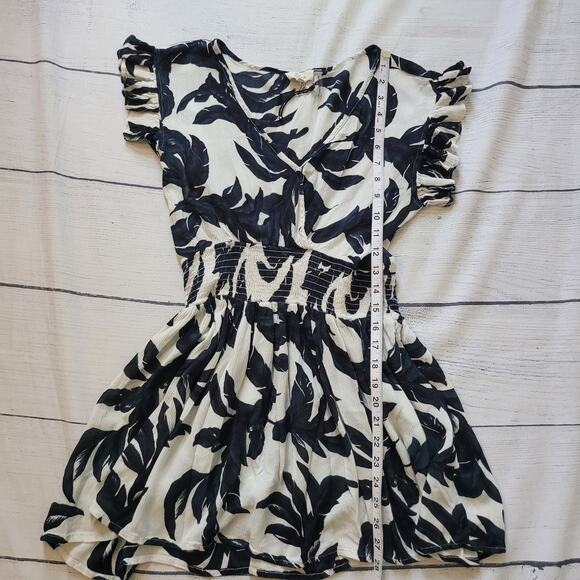Elan Size S Leaf Print Mini Dress Black White Short Flutter Sleeve Cinched - Picture 6 of 11